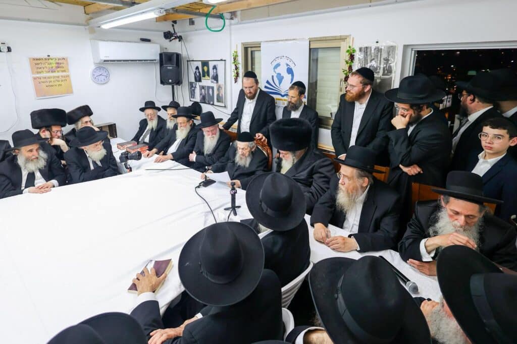 הגר"ד לנדו מפלפל בסוגיות הש"ס עם ראשי הישיבות בסוכתו