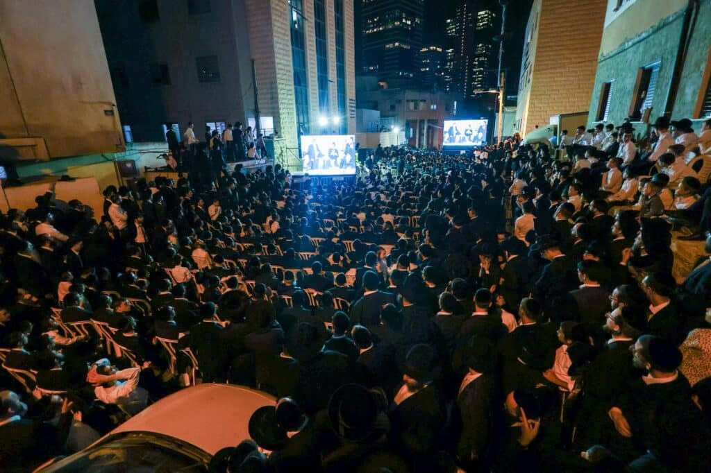 הגר"ד לנדו מפלפל בסוגיות הש"ס עם ראשי הישיבות בסוכתו