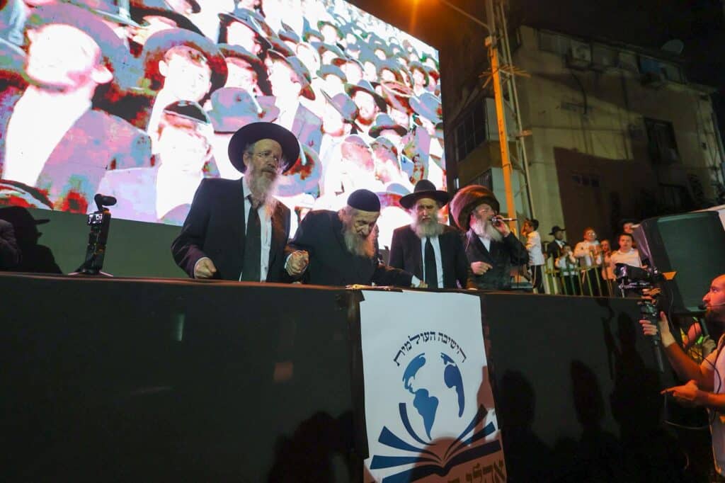 הגר"ד לנדו מפלפל בסוגיות הש"ס עם ראשי הישיבות בסוכתו