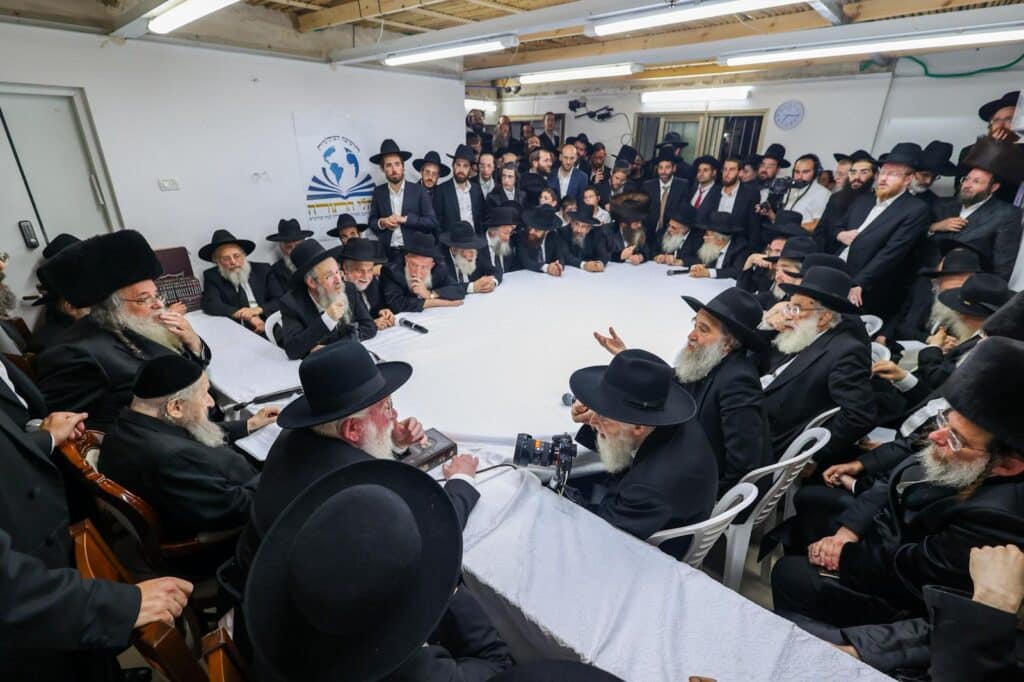 הגר"ד לנדו מפלפל בסוגיות הש"ס עם ראשי הישיבות בסוכתו