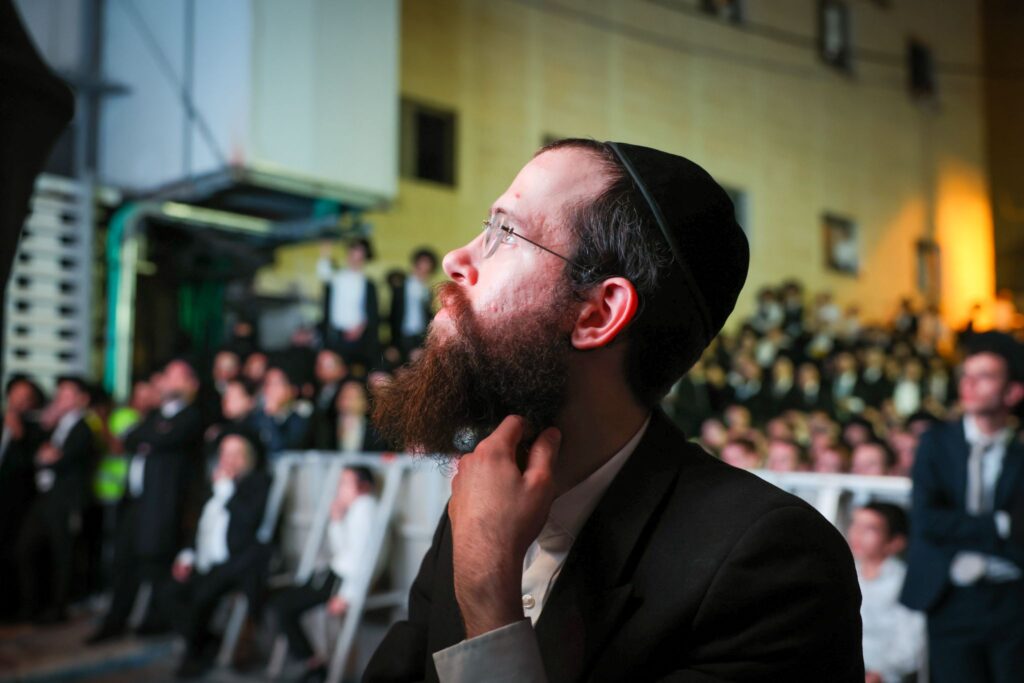 הגר"ד לנדו מפלפל בסוגיות הש"ס עם ראשי הישיבות בסוכתו