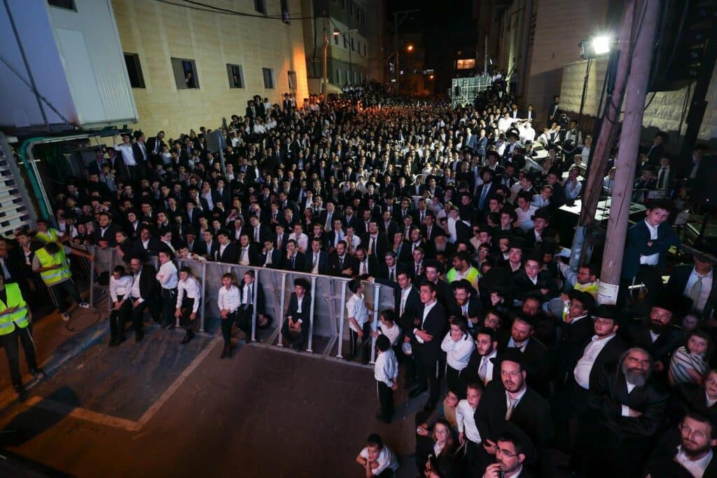 הגר"ד לנדו מפלפל בסוגיות הש"ס עם ראשי הישיבות בסוכתו