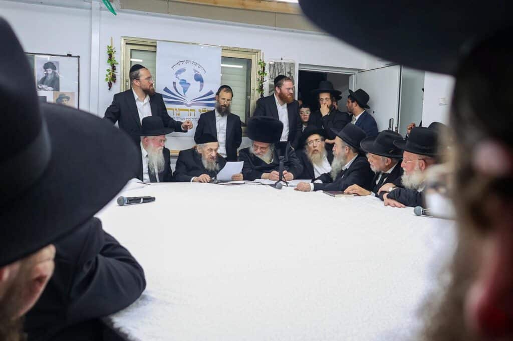 הגר"ד לנדו מפלפל בסוגיות הש"ס עם ראשי הישיבות בסוכתו