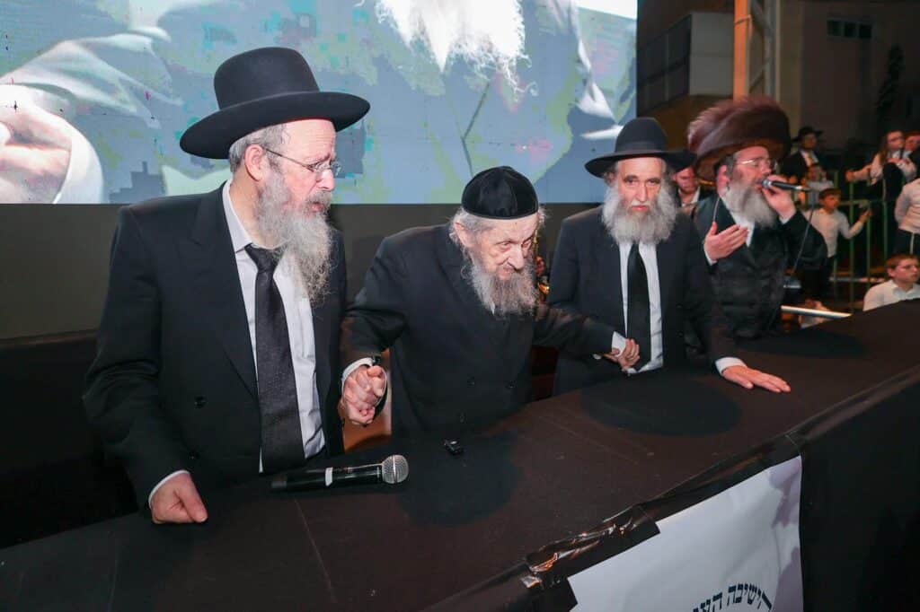 הגר"ד לנדו מפלפל בסוגיות הש"ס עם ראשי הישיבות בסוכתו