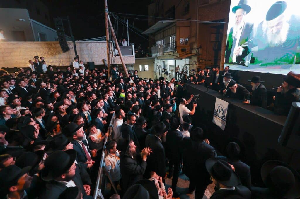 הגר"ד לנדו מפלפל בסוגיות הש"ס עם ראשי הישיבות בסוכתו