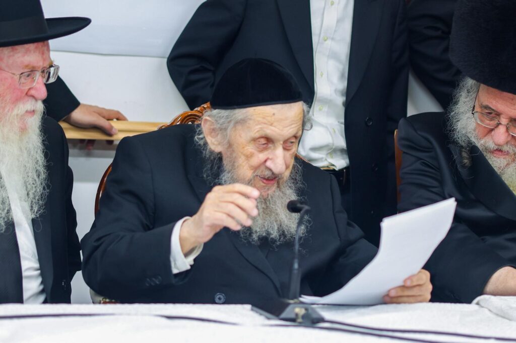 הגר"ד לנדו מפלפל בסוגיות הש"ס עם ראשי הישיבות בסוכתו