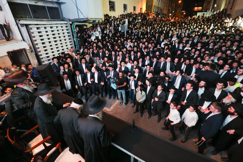 הגר"ד לנדו מפלפל בסוגיות הש"ס עם ראשי הישיבות בסוכתו