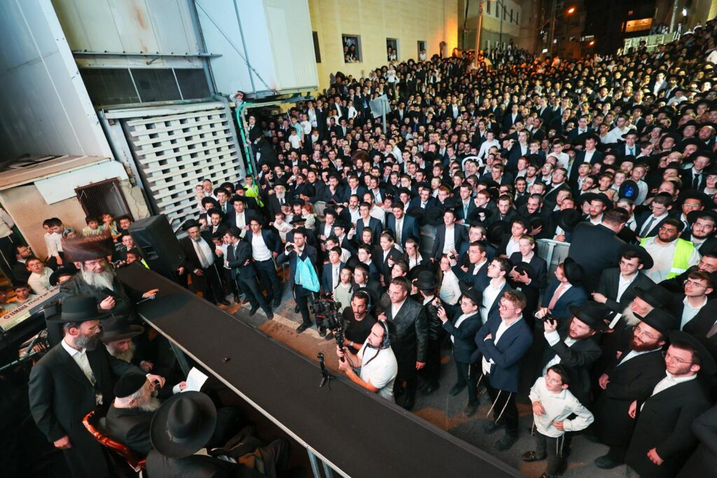 הגר"ד לנדו מפלפל בסוגיות הש"ס עם ראשי הישיבות בסוכתו