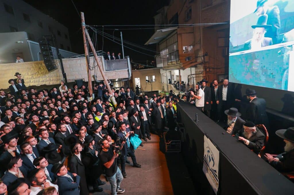 הגר"ד לנדו מפלפל בסוגיות הש"ס עם ראשי הישיבות בסוכתו