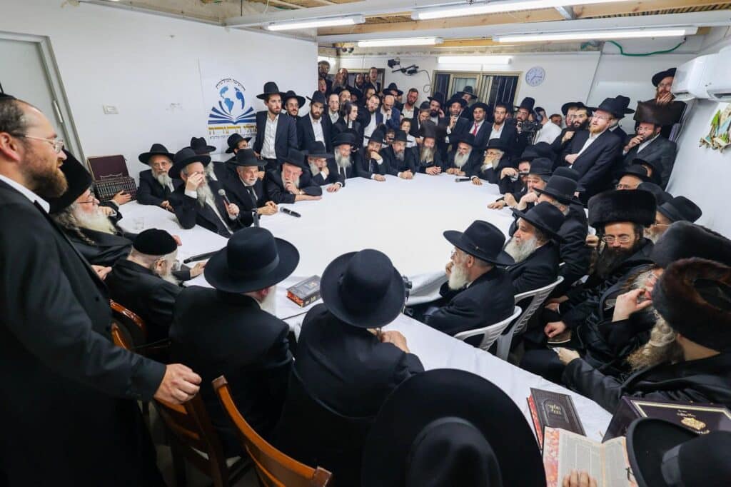 הגר"ד לנדו מפלפל בסוגיות הש"ס עם ראשי הישיבות בסוכתו