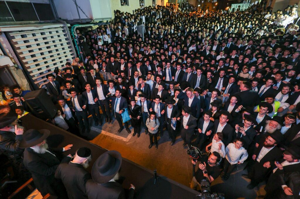 הגר"ד לנדו מפלפל בסוגיות הש"ס עם ראשי הישיבות בסוכתו