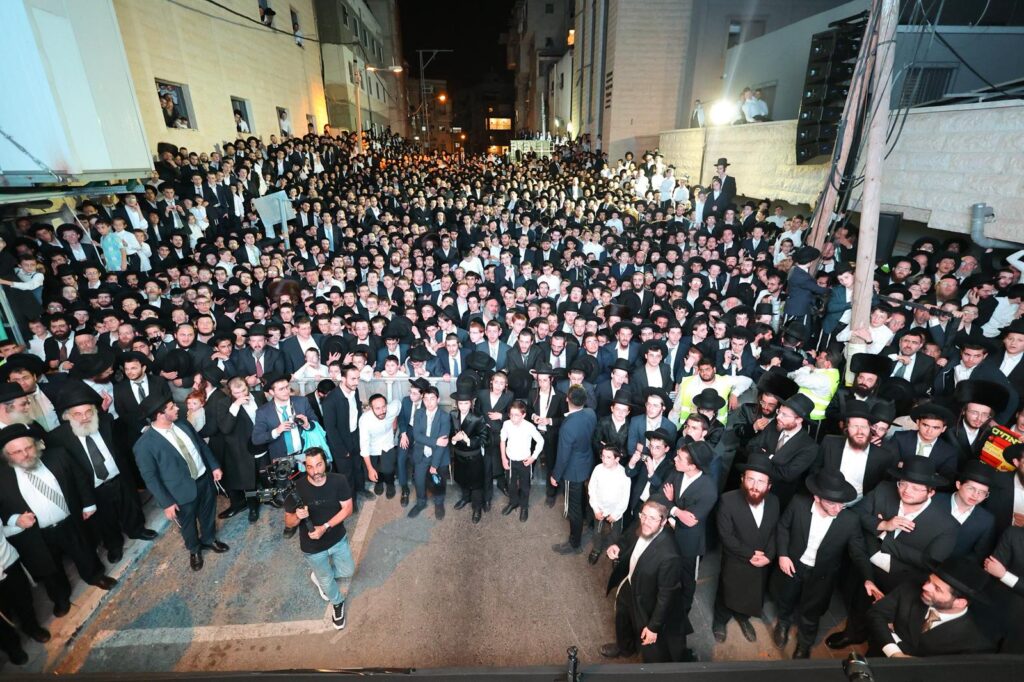 הגר"ד לנדו מפלפל בסוגיות הש"ס עם ראשי הישיבות בסוכתו