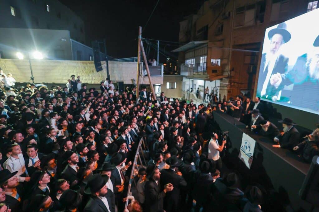 הגר"ד לנדו מפלפל בסוגיות הש"ס עם ראשי הישיבות בסוכתו