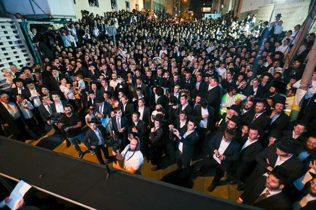 הגר"ד לנדו מפלפל בסוגיות הש"ס עם ראשי הישיבות בסוכתו