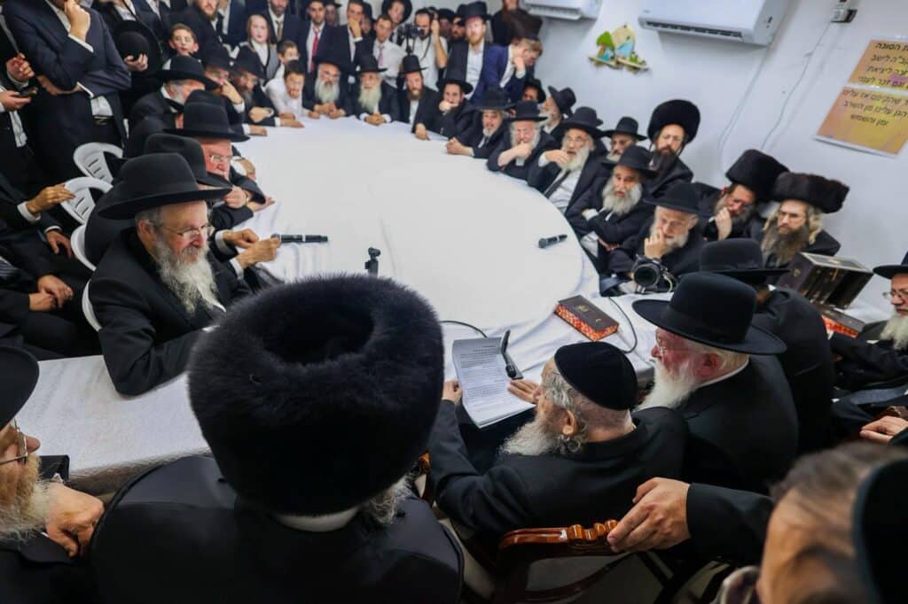 הגר"ד לנדו מפלפל בסוגיות הש"ס עם ראשי הישיבות בסוכתו