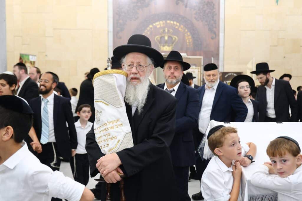 מאות מבני הקהילה השתתפו בהקפות שניות בביהכנ"ס 'החדש'