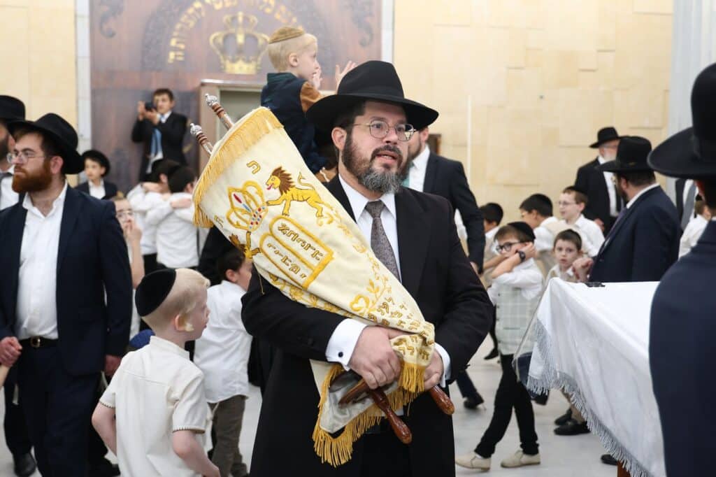 מאות מבני הקהילה השתתפו בהקפות שניות בביהכנ"ס 'החדש'