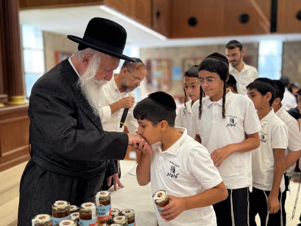 חגי תשרי אצל הגאון הרב יצחק דוד גרוסמן - צפו בגלריה