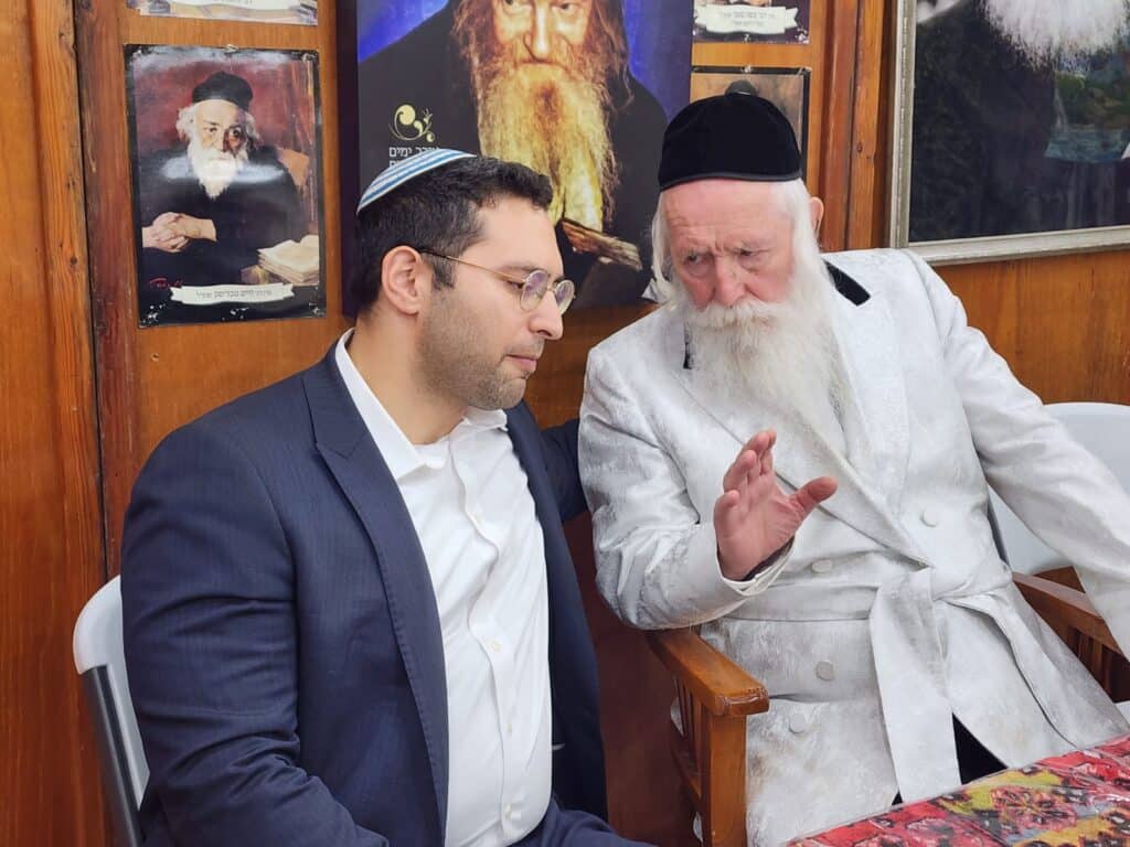 חגי תשרי אצל הגאון הרב יצחק דוד גרוסמן - צפו בגלריה