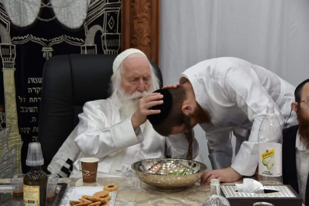 חגי תשרי אצל הגאון הרב יצחק דוד גרוסמן - צפו בגלריה