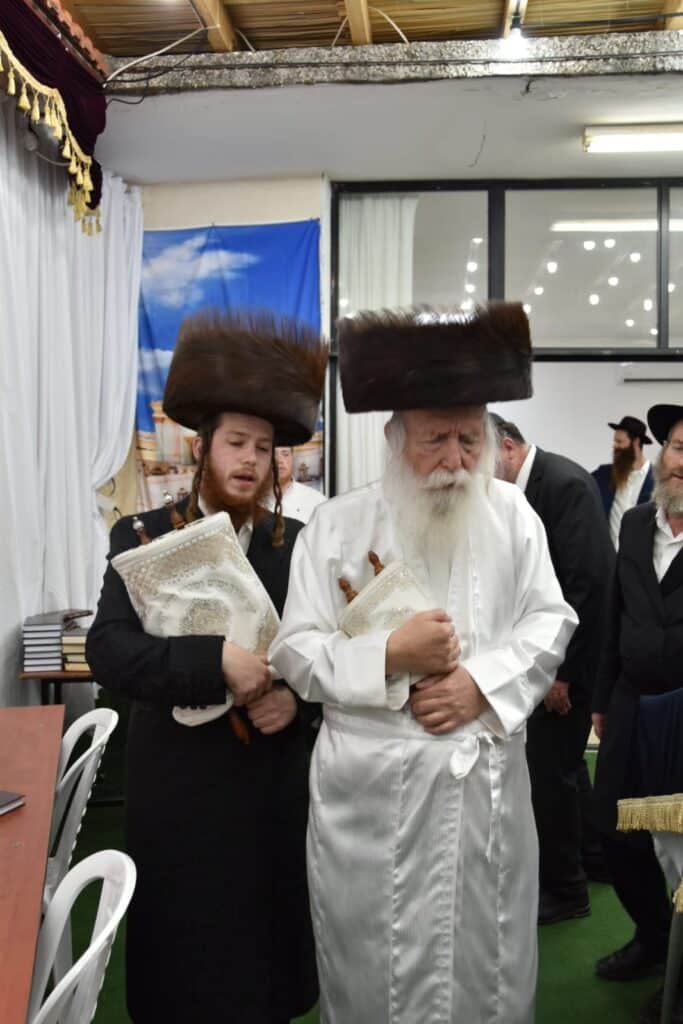 חגי תשרי אצל הגאון הרב יצחק דוד גרוסמן - צפו בגלריה