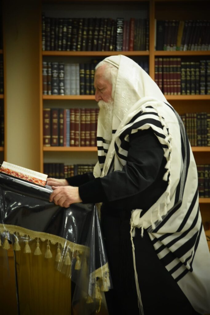 חגי תשרי אצל הגאון הרב יצחק דוד גרוסמן - צפו בגלריה