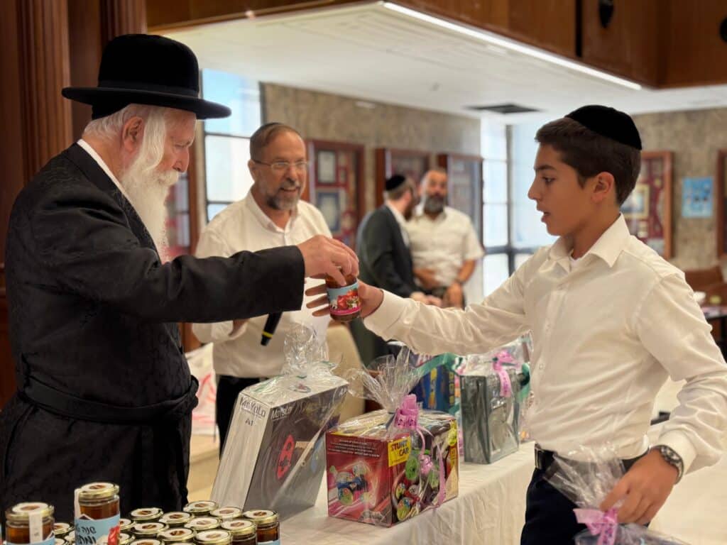 חגי תשרי אצל הגאון הרב יצחק דוד גרוסמן - צפו בגלריה