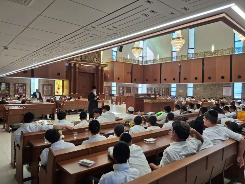 חגי תשרי אצל הגאון הרב יצחק דוד גרוסמן - צפו בגלריה