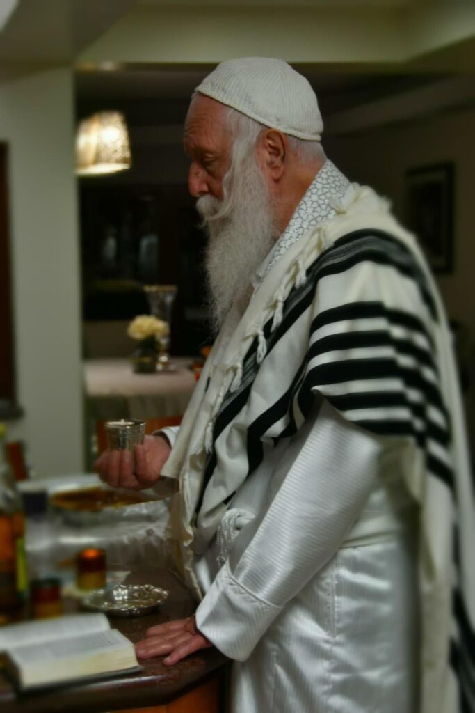 חגי תשרי אצל הגאון הרב יצחק דוד גרוסמן - צפו בגלריה