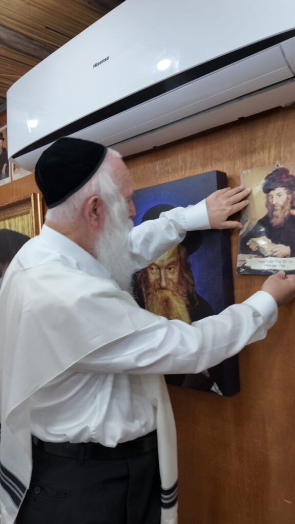 חגי תשרי אצל הגאון הרב יצחק דוד גרוסמן - צפו בגלריה