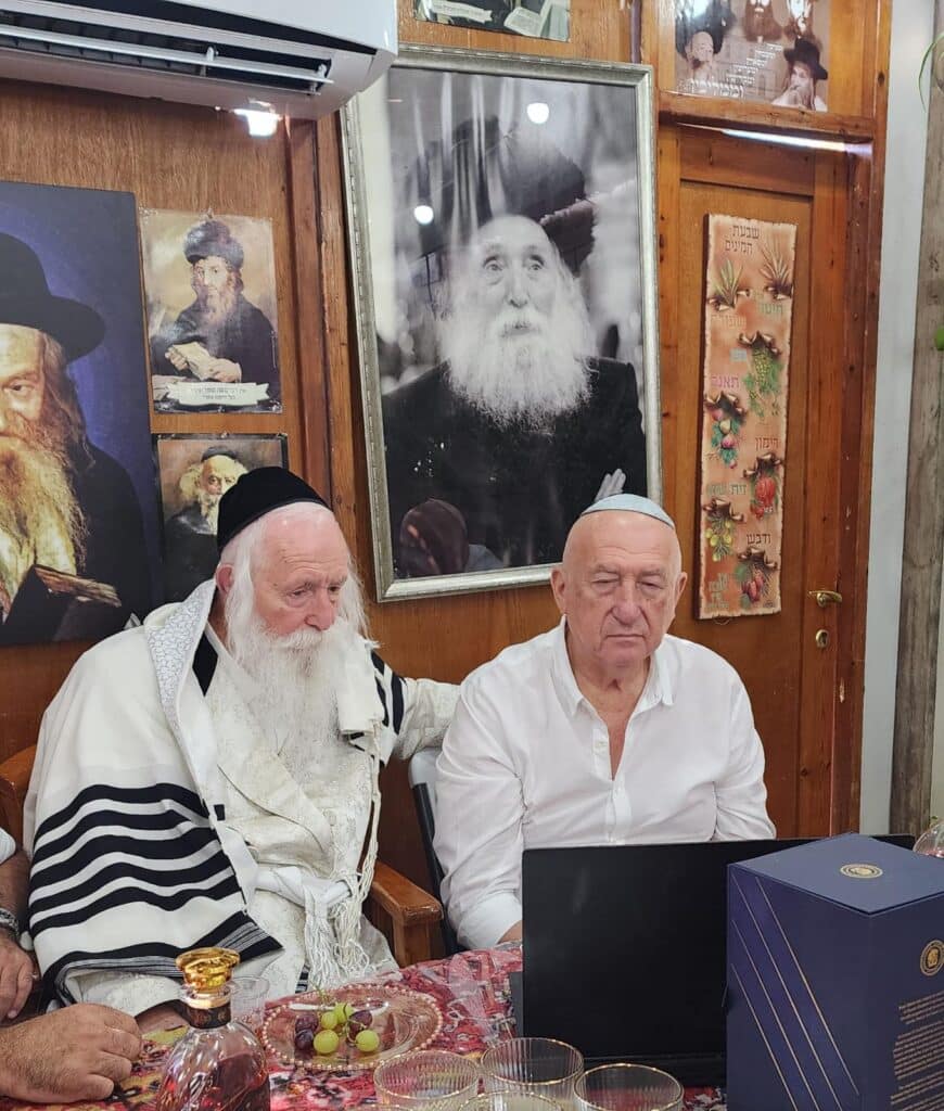 חגי תשרי אצל הגאון הרב יצחק דוד גרוסמן - צפו בגלריה