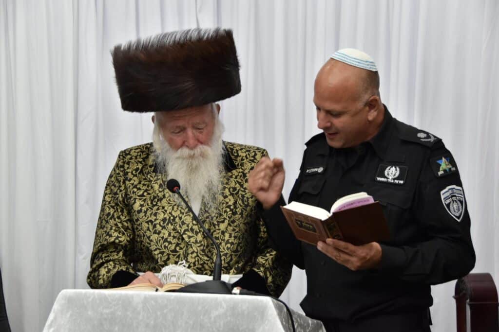 חגי תשרי אצל הגאון הרב יצחק דוד גרוסמן - צפו בגלריה