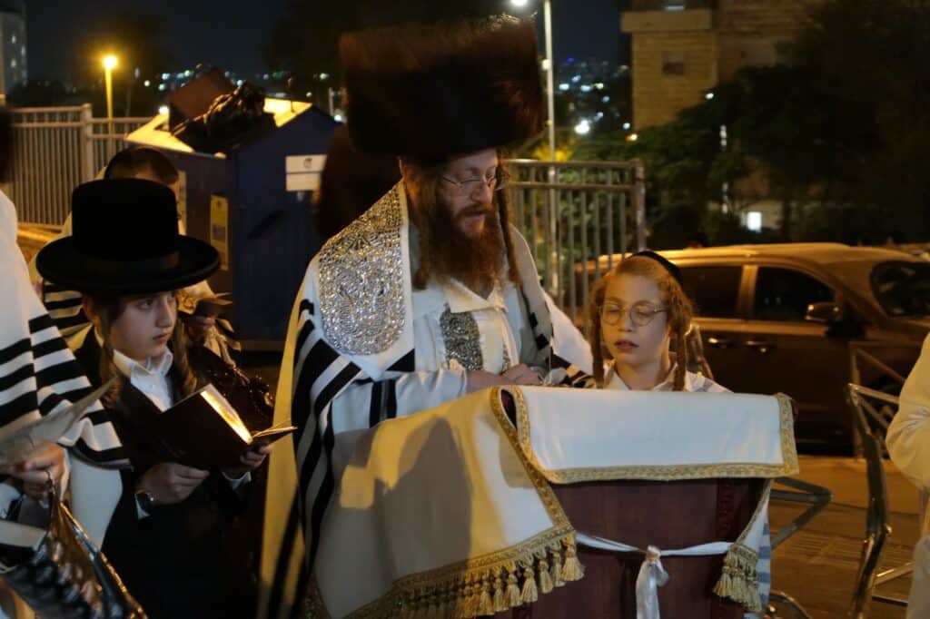 ירח האיתנים בחצר הקודש קאליב