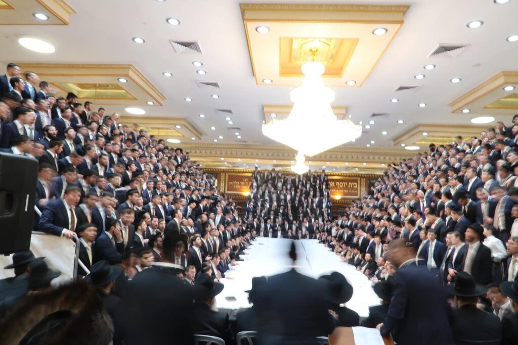 תיעוד מרגש: אלפי תלמידי ישיבת עטרת שלמה בנעילת החג