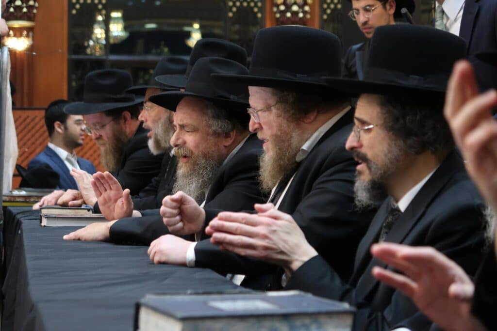 תיעוד מרגש: אלפי תלמידי ישיבת עטרת שלמה בנעילת החג