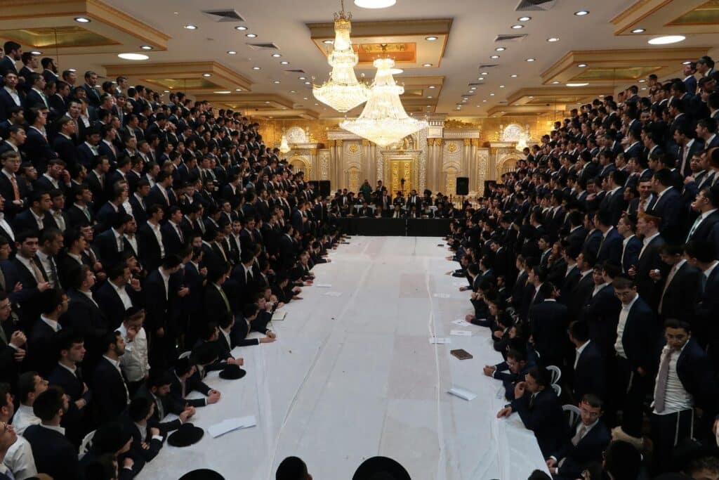 תיעוד מרגש: אלפי תלמידי ישיבת עטרת שלמה בנעילת החג