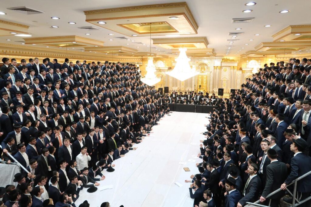 תיעוד מרגש: אלפי תלמידי ישיבת עטרת שלמה בנעילת החג