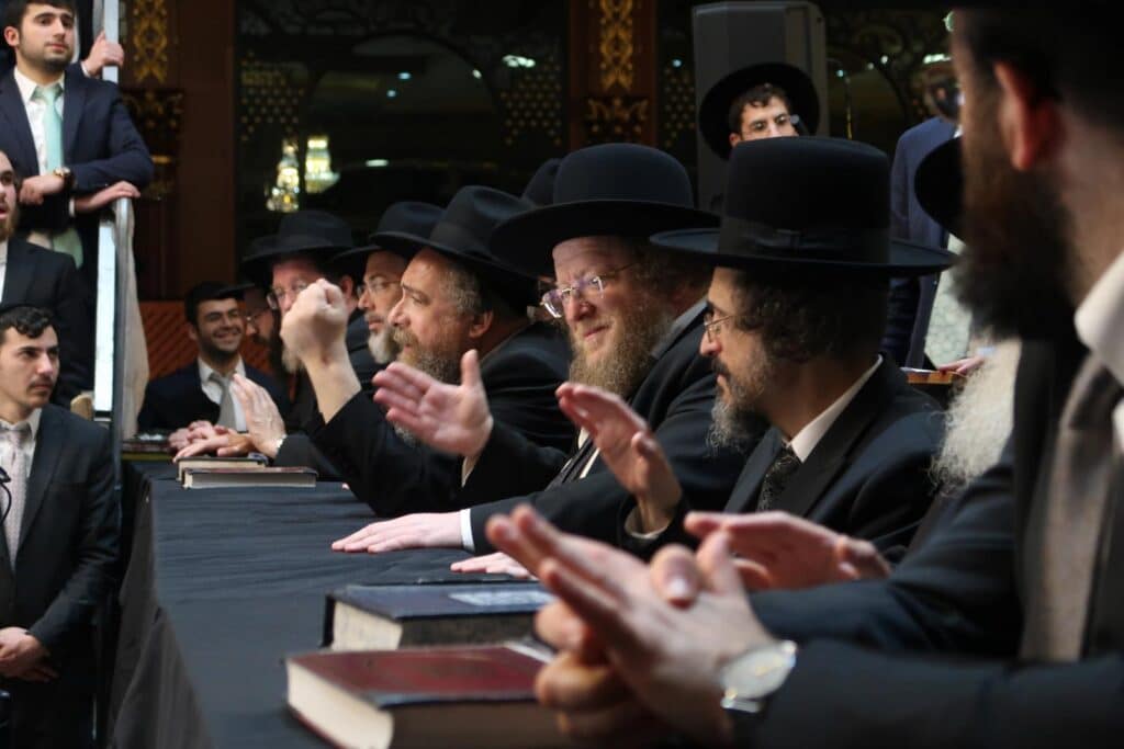 תיעוד מרגש: אלפי תלמידי ישיבת עטרת שלמה בנעילת החג