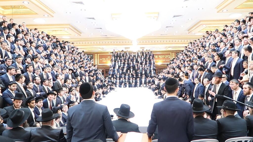 תיעוד מרגש: אלפי תלמידי ישיבת עטרת שלמה בנעילת החג