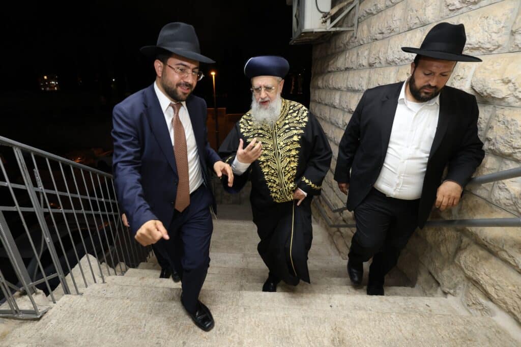 מרן הגרש"מ עמאר נשנק מבכי בעצרת בישיבת מרן הגר"ע יוסף