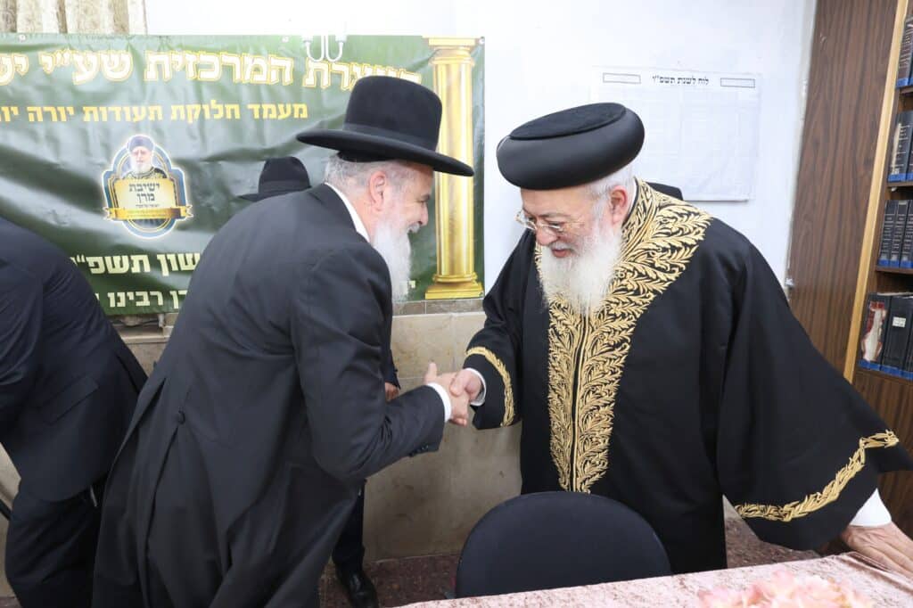 מרן הגרש"מ עמאר נשנק מבכי בעצרת בישיבת מרן הגר"ע יוסף