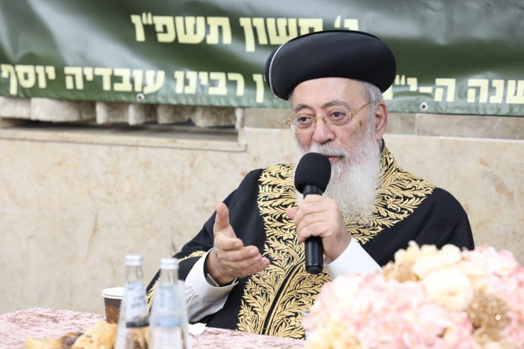 מרן הגרש"מ עמאר נשנק מבכי בעצרת בישיבת מרן הגר"ע יוסף