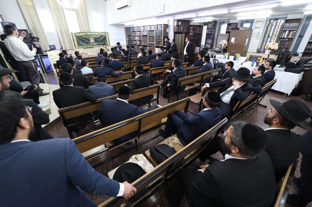 מרן הגרש"מ עמאר נשנק מבכי בעצרת בישיבת מרן הגר"ע יוסף