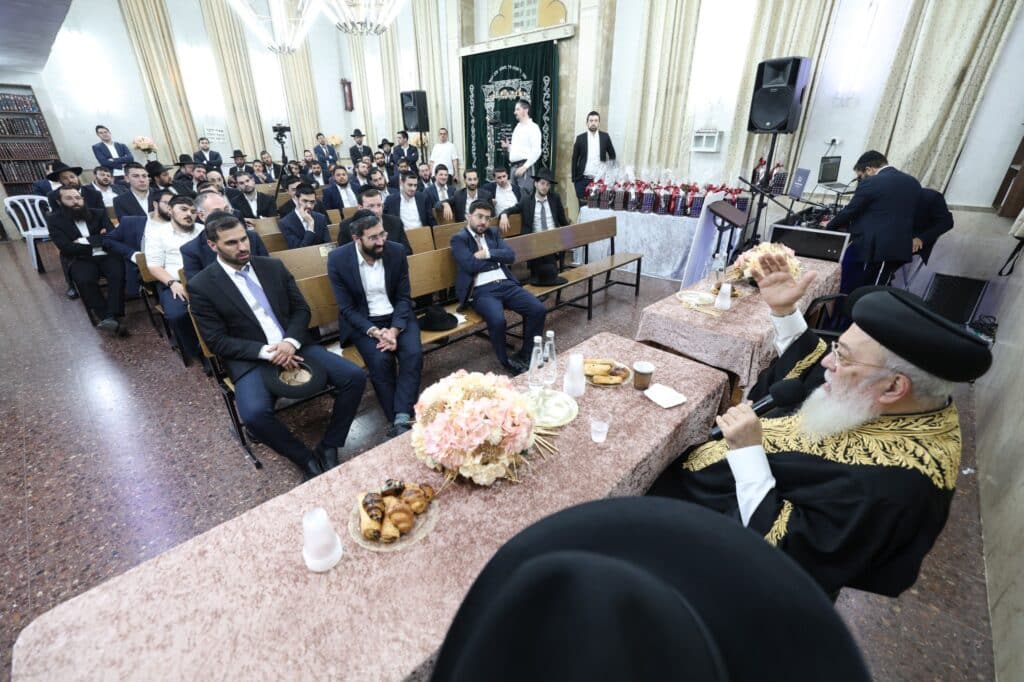 מרן הגרש"מ עמאר נשנק מבכי בעצרת בישיבת מרן הגר"ע יוסף