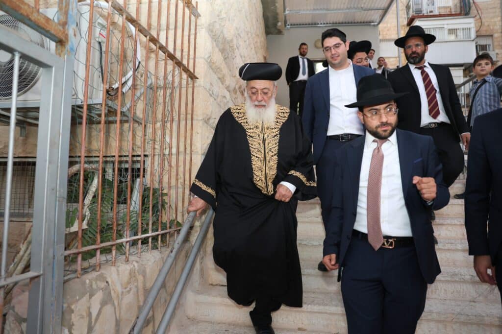 מרן הגרש"מ עמאר נשנק מבכי בעצרת בישיבת מרן הגר"ע יוסף