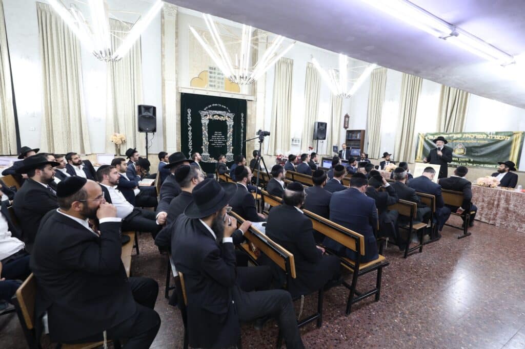 מרן הגרש"מ עמאר נשנק מבכי בעצרת בישיבת מרן הגר"ע יוסף