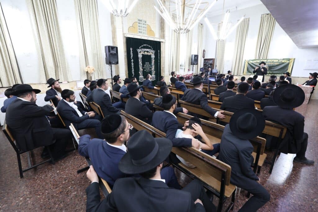 מרן הגרש"מ עמאר נשנק מבכי בעצרת בישיבת מרן הגר"ע יוסף