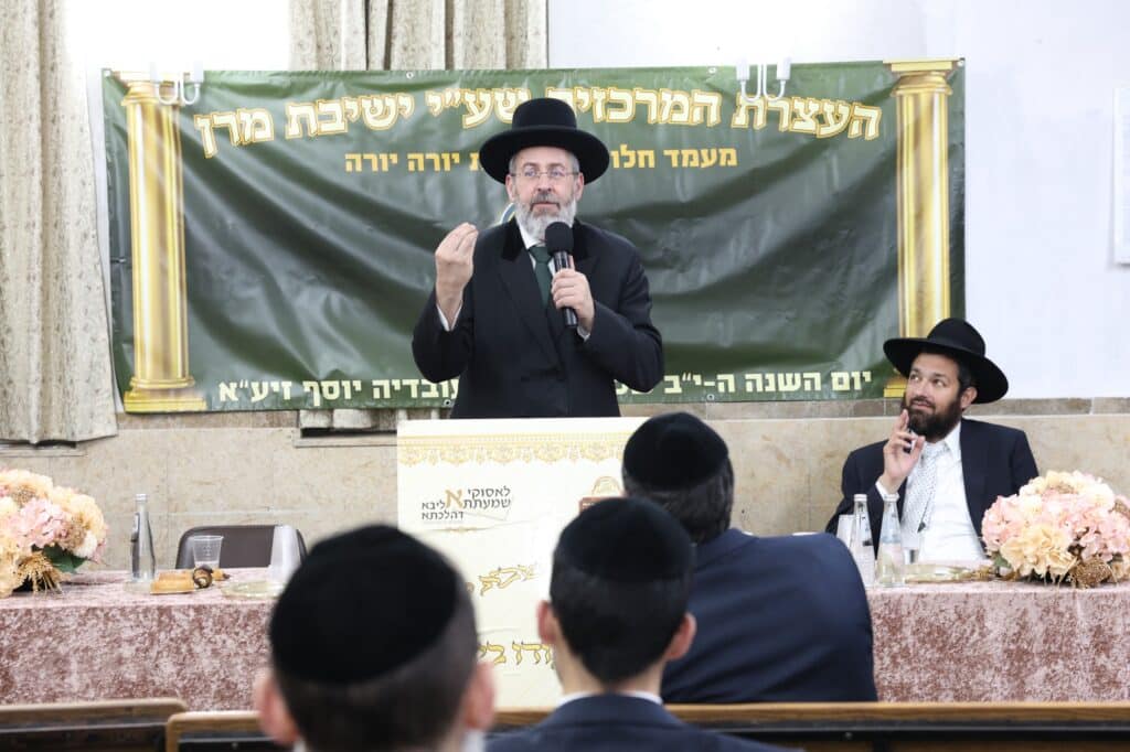 מרן הגרש"מ עמאר נשנק מבכי בעצרת בישיבת מרן הגר"ע יוסף