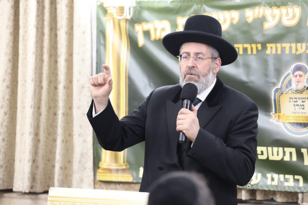 מרן הגרש"מ עמאר נשנק מבכי בעצרת בישיבת מרן הגר"ע יוסף