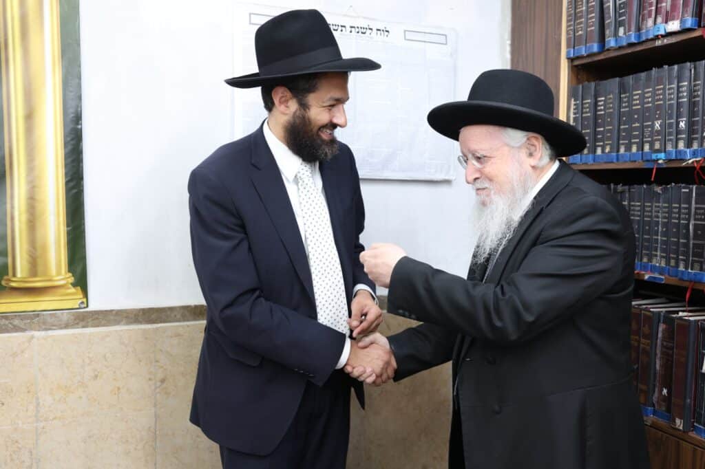 מרן הגרש"מ עמאר נשנק מבכי בעצרת בישיבת מרן הגר"ע יוסף